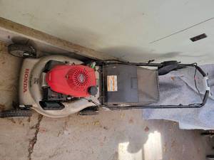lot 116 image: Easy Start Honda Lawn Mower