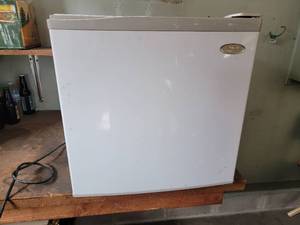 lot 117 image: Bar Haier Mini Fridge