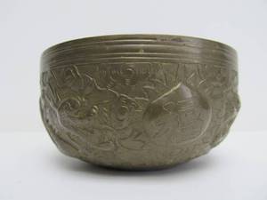 lot 82 image: Old Vintage Chinese Brass Bowl wDragons