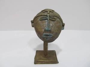 lot 106 image: Old Vintage Miniature Cast Brass or Bronze Ashanti Chieftan Mask