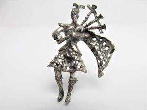 lot 135 image: Nicely Detailed Vintage Sterling Silver Scottish Bagpiper Brooch Pin