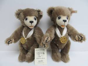 lot 142 image: Pair of STEIFF C. Berryman Mohair Bears wTags