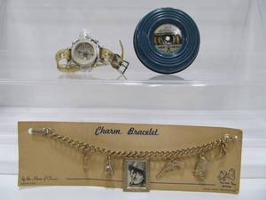 lot 237 image: Vintage Toy Premiums & Old John Wayne Charm Bracelet 