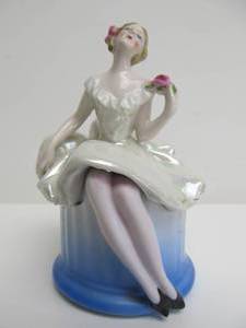 lot 154 image: Vintage 1930s Era German Porcelain Lady TrinketJewelry Box