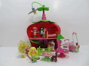 lot 186 image: Strawberry Shortcake Cafe Playset