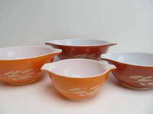 lot 277 image: Nice Vintage PYREX MixingNesting Bowl Set