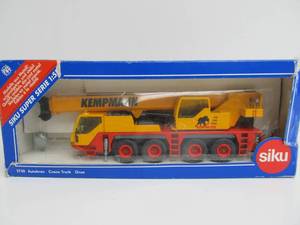 lot 286 image: New in Box German SIKU Diecast Crane Truck