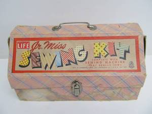 lot 289 image: Old Vintage HASBRO Toy Sewing Machine Toy Kit