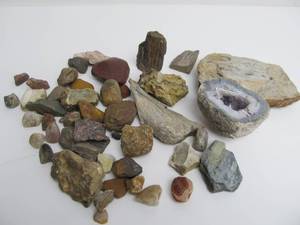 lot 312 image: Group of Assorted Rocks Agates Geode etc