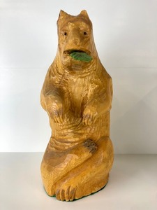 lot 324 image: Large Carved Ash wood Bear wLeaf