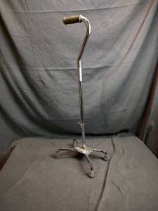 lot 8 image: Large Base Cane