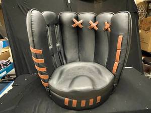 lot 53 image: Budweiser MLB baseball glove shaped gamers chair, NIB