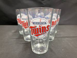 lot 114 image: Lot of 6 Bud Light MN Twins pint glasses, New