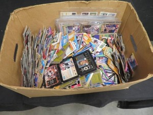 BIG BOX OF SPORTSCARDS AND 3 CARD PLAQUE WITH CARDS