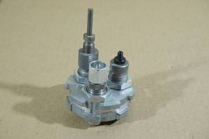 lot 173 image: Plate with 9mm Luger Reloading Dies