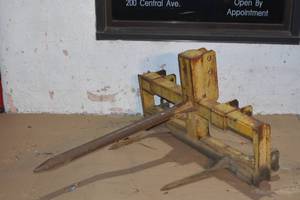 Very Heavy duty adjustable 3 pt bale spear in very good condition