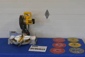 Like New DeWalt 10 Inch Compound Miter Saw with 6 good Misc. used blades