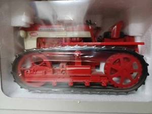 lot 3 image: Ertl International T-340 Crawler with Rubber Tracks, 116th Scale, NIB