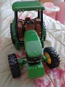 lot 5 image: Ertl John Deere 116th Scale Tractor with Cab - 116th Scale