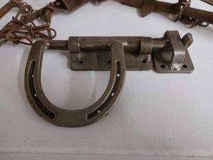 lot 41 image: Two Victor Small Animal Traps and a New Pony Shoe Handled Barn DoorGate Latch