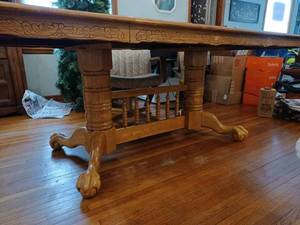 lot 47 image: Ornate Oak Veneer Dining Room Table with Wood Claw Feet and 2-Leaves - No Chairs