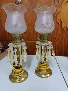 lot 66 image: Four Vintage Table Lamps with Hanging Plastic Prisms - Metal Base Lamps are 14-inches Tall and Glass 15