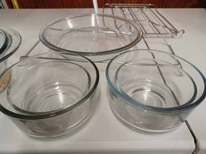 lot 71 image: 13 Kitchen and Bakeware Items including Anchor Hocking, Pyrex, and Other Assorted Ovenware Items