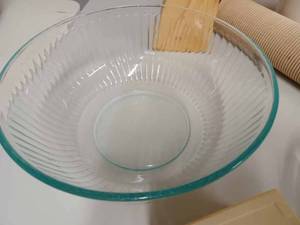 lot 73 image: 11 Kitchen and Oven Items Including 4.5 qt. 11-inch Pyrex Bowl, 8.5-inch by 11.25-inch Pyrex Casserole