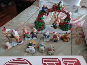 lot 82 image: Christmas Lot 13-inch Round Metal Merry Christmas Wall Decoration, Battery Operated Lighted Centerpiece