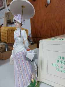 lot 105 image: 1988 Avon - Mrs. Albee Award in Original Box
