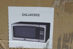 lot 41 image: Oster 1.3 Cu Ft Microwave Oven