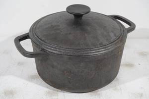 lot 73 image: Cast Iron Dutch Oven