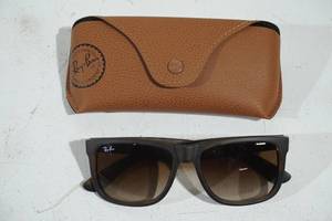 lot 225 image: Ray Ban Justin Sunglasses - Scratched Lens
