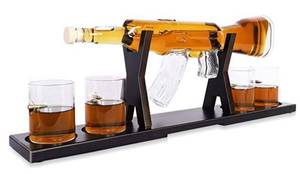 lot 27 image: NEW Denkee Gun Whiskey Decanter Set