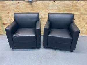 lot 16 image: Lot of 2 Lounge Chairs