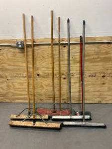 lot 118 image: Lot of Push Brooms