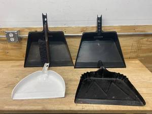 lot 119 image: Lot of Dust Pans