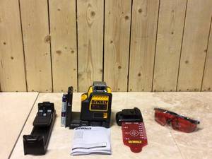 DEWALT 150 ft. Red Self-Leveling 2 X 360 Degree Line Laser Level with (4) AA Batteries &amp Case Customer Returns See Pictures