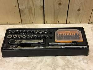 lot 8 image: MECHANIC TOOL SET Customer Returns See Pictures