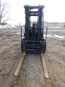lot 3 image: 2006 Toyota 7FGU25 Forklift