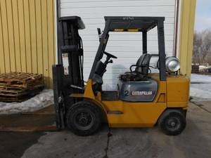 lot 4 image: 2001 Cat GP25K Forklift