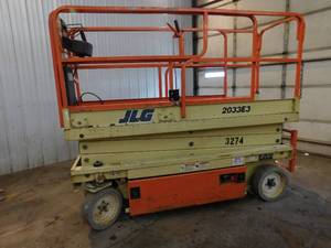 lot 12 image: 2000 JLG 2033E3 Scissor Lift