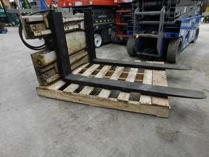 lot 17 image: Cascade Class III Fork Positioner Attachment