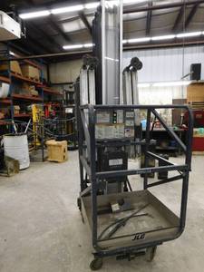 lot 20 image: 2009 JLG AM41 Personnel Lift - For Parts or Repair