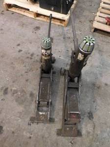 lot 35 image: 2 - Hydraulic Forklift Jacks