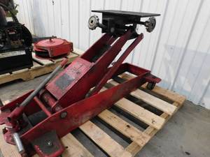 lot 36 image: ATD 7436 Heavy Duty 1 Ton Transmission Jack