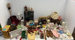 Group of household items and miscellaneous knick knacks