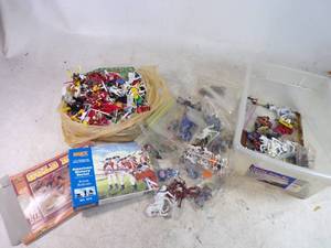 lot 58 image: Large Group of Vintage Figurines