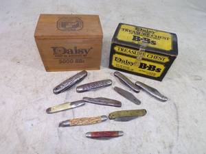 lot 62 image: 2 Vintage Daisy BB Boxes and Pocket knives