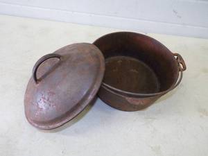 lot 65 image: #8 Cast Iron Kettle with Lid
